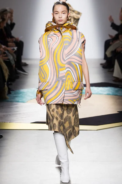 Look 15